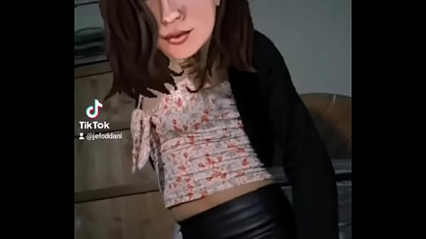 Travesti gozando muito fazendo sexo com o homem curioso