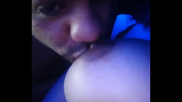 Chupando peitinho da morena e depois comendo sua buceta