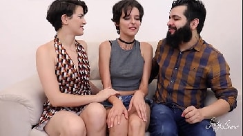 Video sexo a tres com gostosas de cabelo curto sentando na vara do dotado