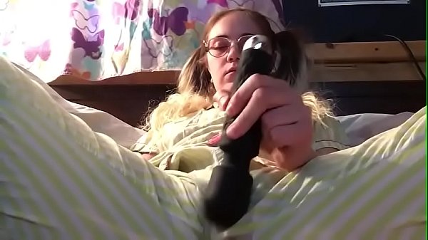 Novinha safada se masturbando antes de dormir