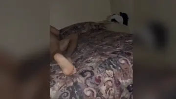 Bucetar corno assistindo a esposa levar rola grossa até o talo