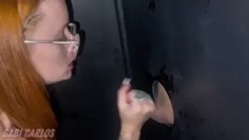 Bunduda fudendo uma deliciosa ruiva mamando um pauzudo enorme na cabine até gozar