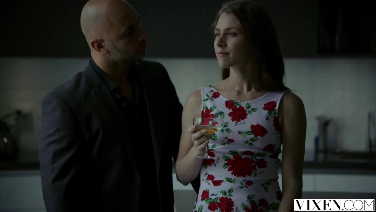 Morena gostosa transando e fode com gosto a sobrinha novinha na cozinha