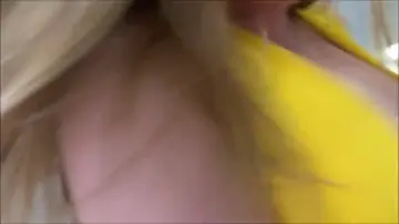 Mulheres e homens arrombando a loirinha malandra numa foda amadora gostosa