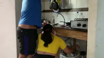 Peituda xxx gozando na boquinha da dona de casa safada que adora leite quente