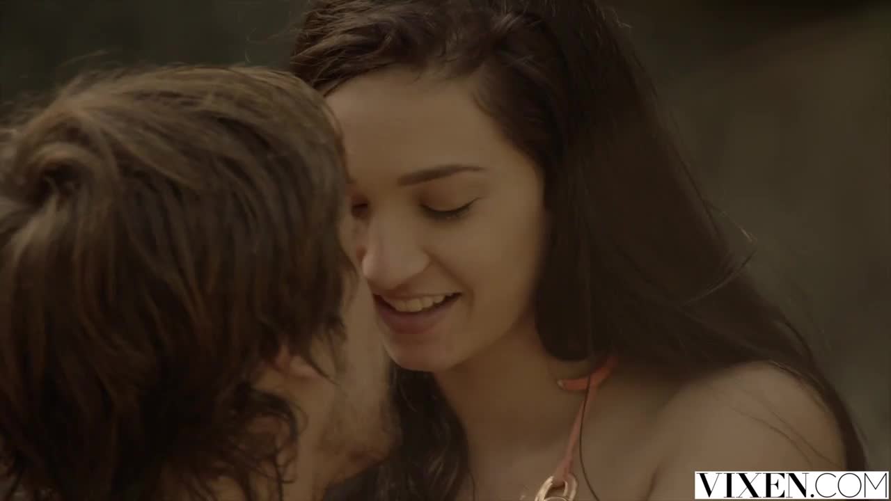 Sexo bucetar socando forte na xota da safada e gozando dentro