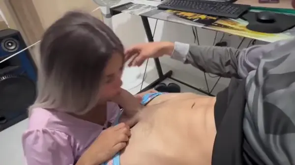 So buceta linda faz a novinha mamar gostoso até jorrar leite na boquinha