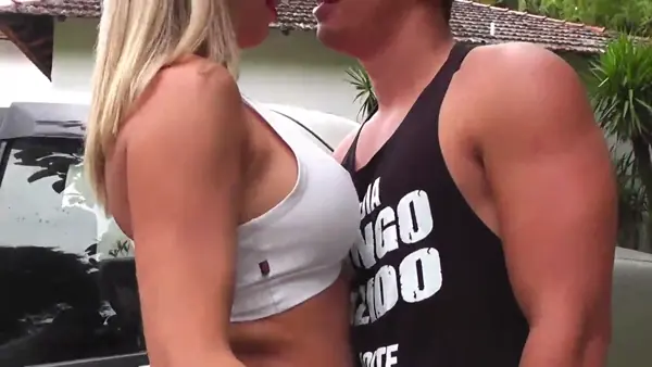 Ver as mulher pelada arregaçando a loira safada depois da academia com tesão