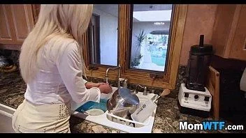 A coroa na cozinha meteu com um rapaz