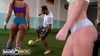 Amigas safadas trepando com o treinador