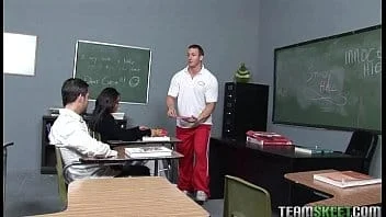 Brasileira sexo novinha safada dando a perereca dentro da sala de aula