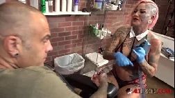 Buceta lisinha da tatuadora levando vara do também tatuado