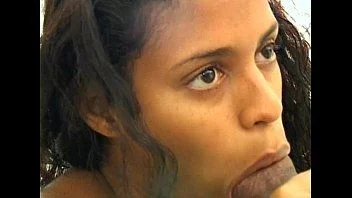 Bunduda brasileira engole cacete com o seu rabo