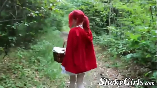 Chapeuzinho vermelho mamando o lobo mal