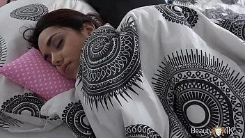 Dormindo porno canalha acordou a namorada pra comer a bucetinha dela