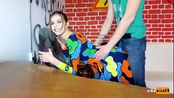 Gostosa de vestido sendo comida e gemendo