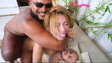 Helen Star - Novata Brasileira Faz Double Penetração pela Primeira Vez e Se Delira com Dois Pênis Enormes em Seus Buracos