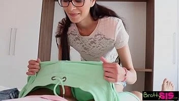 Incesto novinha adolescente sapeca transando com o tio