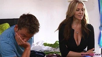 Incestos reais com essa mãe deliciosa transando com a filha e o namorado dela