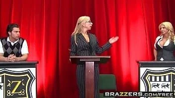 Loira gostosa porno peituda vadia se acabando na rola do novinho roludo
