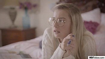 Loirinha nerd da buceta rosadinha dando para o amigo