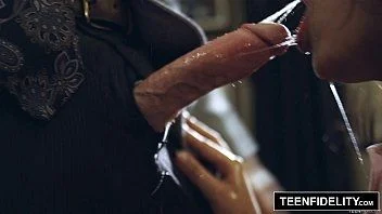 Mulata porno safada de 18 anos fodendo muito com seu amigo