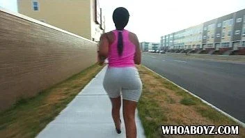 Negra da bunda grande dando a buceta