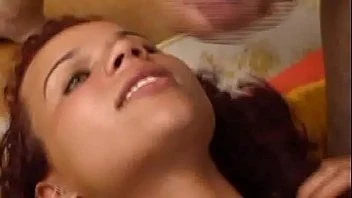 Ninfeta dos olhos verdes fazendo sexo delicioso com o safado