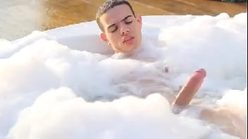 Novinho batendo punheta e exibindo o pauzão pra todo mundo