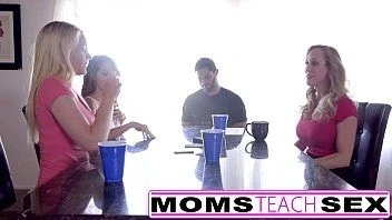Pormo doido suruba deliciosa com essas três safadas dando juntas pro mesmo homem