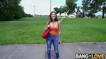Porno xvideos com essa gostosa da rua dando para o desconhecido