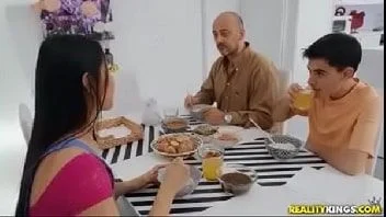 Sexo entre familia enteado sortudo comendo a japonesa rabuda