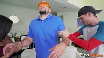 Sexo explicito com a gatinha fodendo com dois caras de uma vez só