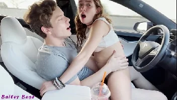 Sexo no carro danadinha quicando na vara