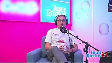 Steffcrime-Tatuada estica o cu com um dildo gigante enquanto a máquina de foder destrói sua buceta