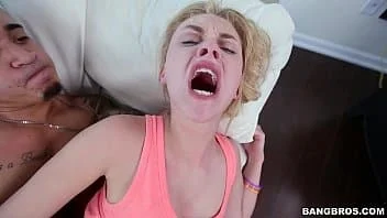 Video porno gratuito com essa branquinha safada metendo no sofá